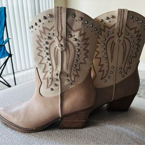 👢 STUNNING Studded Boho Western Ankle Boots - Neutral 👢